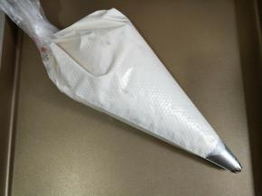 装入套有裱花嘴的裱花袋。