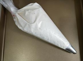 装入套有裱花嘴的裱花袋。