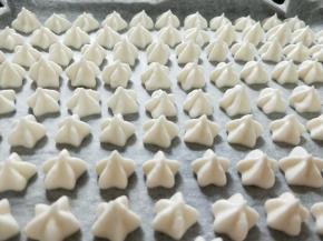 在烤盘上挤出花纹，我用的是三能五齿裱花嘴。入预热好的烤箱90度烤1小时。