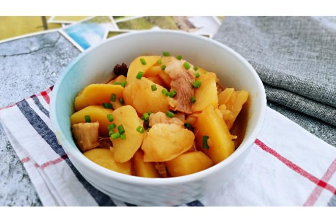 土豆烧肉块