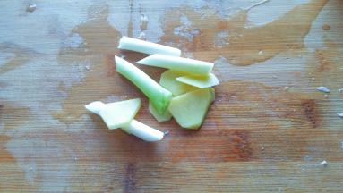 葱切段，姜切片。