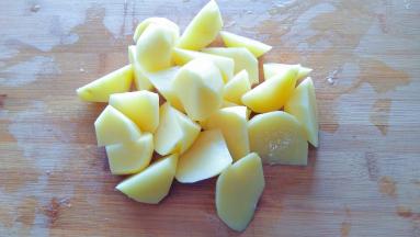 土豆切菱形块。