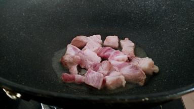 锅中放油，放入肉块小火煸炒一会。