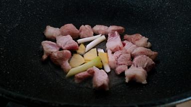 放入葱，姜煸炒出味。