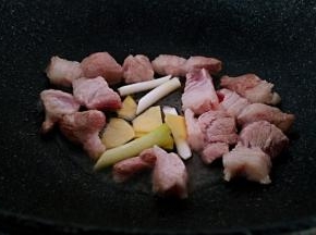 放入葱，姜煸炒出味。