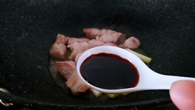 淋入味极鲜酱油和料酒翻炒几下。