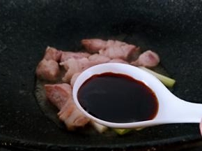 淋入味极鲜酱油和料酒翻炒几下。