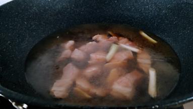 倒入热水，盖上锅盖小火闷烧15分钟。