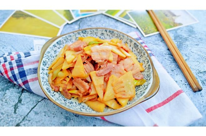 五花肉炒笋片