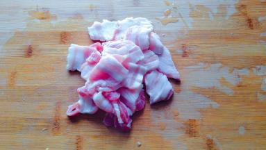 五花肉切薄片，（这个时候把大蒜去皮拍扁，葱切段，这一步忘记拍照了。）