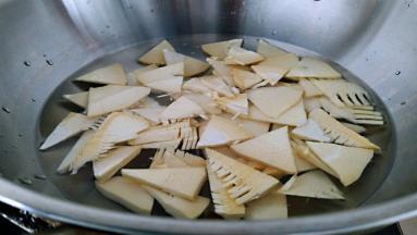 锅中注水烧开，放入笋片中火焯水2分钟。