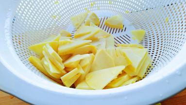 焯水后捞出过一下清水，进行控水。