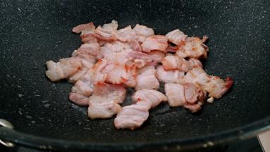 锅中刷一层油，放入五花肉小火煸炒出油。