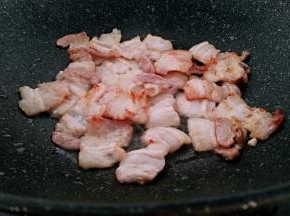 锅中刷一层油，放入五花肉小火煸炒出油。