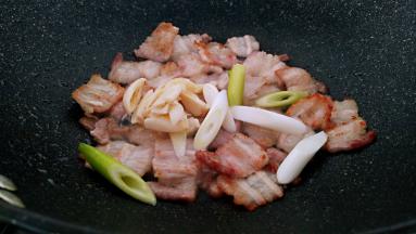 放入大蒜和葱段翻炒出味。