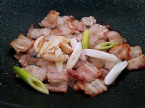 放入大蒜和葱段翻炒出味。