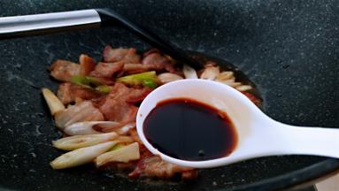 淋入酱油和料酒，翻炒几下。