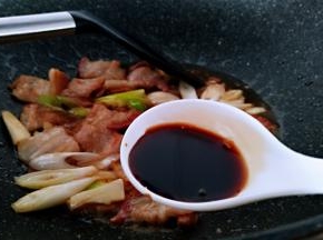 淋入酱油和料酒，翻炒几下。
