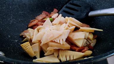 倒入笋片中火煸炒一会。