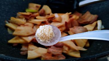 撒入鸡精翻炒几下，断火出锅。