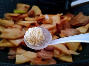 撒入鸡精翻炒几下，断火出锅。