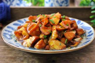 鲜嫩入味带着些清甜的油焖笋上桌了。