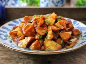 鲜嫩入味带着些清甜的油焖笋上桌了。