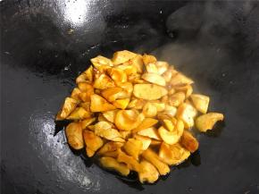 改中小火焖烧，中间要用铲翻炒下以防粘锅。