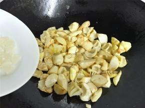 加入冰糖炒匀。