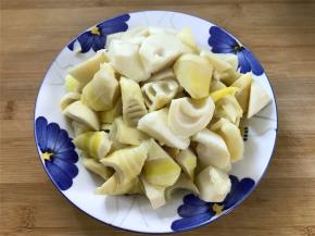 把焯过水的笋捞出，沥干水份。