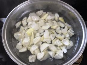 取一锅加入适量水煮开后放入切块的笋焯下水，因为笋中含有草酸，焯水后能去掉它的涩味。
