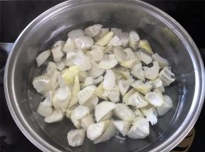 取一锅加入适量水煮开后放入切块的笋焯下水，因为笋中含有草酸，焯水后能去掉它的涩味。