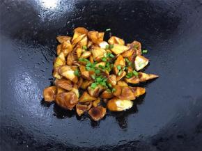 焖炒至汤汁浓稠收汁，撒上香葱碎即可出锅。