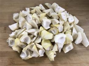 再把笋切成滚刀块。