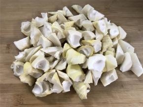 再把笋切成滚刀块。