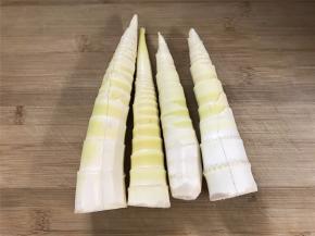 首先把买来的笋剥去外面的笋壳后清洗干净，切去尾部老的部分。