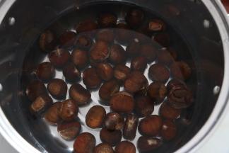 入锅中煮3分钟，捞出后迅速过凉水。