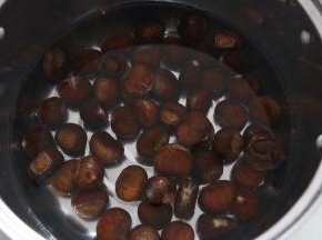 入锅中煮3分钟，捞出后迅速过凉水。