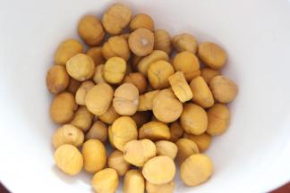 这样就可以很容易剥出板栗仁了。