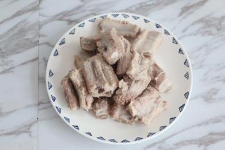 排骨冷水下锅，水开后煮3分钟，撇去浮沫，冲洗干净，捞出备用。
