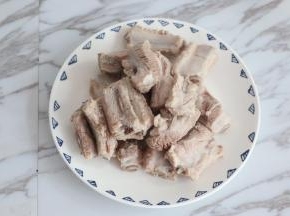 排骨冷水下锅，水开后煮3分钟，撇去浮沫，冲洗干净，捞出备用。