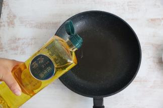 锅内倒入适量食用油。