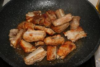 放入排骨迅速翻炒。