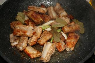 加入葱姜、大料、香叶、桂皮等调料。