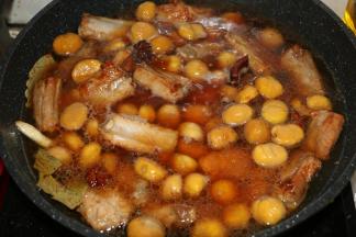 加入适量水，没过排骨。