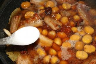 撒适量盐。大火烧开，小火慢炖40分钟。