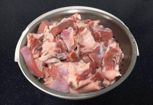 我选用的是内蒙古科尔沁牛肉的纯牛肋条肉1500g，把牛肉切成5厘米左右的块，切好的牛肉块放在凉水里浸泡至少半个小时，泡出血水及杂质，然后洗干净。