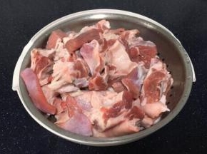 我选用的是内蒙古科尔沁牛肉的纯牛肋条肉1500g，把牛肉切成5厘米左右的块，切好的牛肉块放在凉水里浸泡至少半个小时，泡出血水及杂质，然后洗干净。