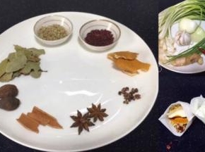 准备好调料：香叶2片、草果2个、桂皮2小块、八角2个、花椒10粒、陈皮2片、小茴1勺、小香葱150g、姜20g、蒜5粒、洋葱20g、姜、干辣椒1个。把花椒、小茴、蒜、洋葱放入料包里 蒜不用包皮、洋葱切任意形状。