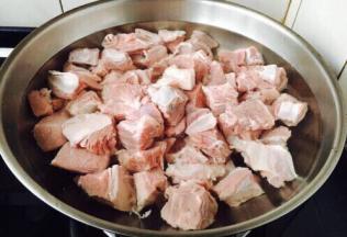 （1）牛肉焯水，把牛肉和凉水同时放入锅里，开大火焯水，牛肉焯水是为了逼出污物血水、去除腥味。 牛肉焯水全程不要盖锅盖儿。水开后再煮5分钟，然后撇去浮末，捞出牛肉备用。（2）热锅放入2勺炒菜油，放入姜片和香叶，中火煸炒至姜片略带金黄色，放入八角、草果、桂皮、辣椒煸炒一下，然后改小火，放入150g小香葱。（3）倒入焯过水的牛肉，倒入1瓶啤酒，倒入900ml的开水（老汤），请注意是开水！放入调料包。大火煮开，开盖儿炖5分钟左右，然后改小火炖，盖上锅盖儿炖45分钟。 开盖儿炖5分钟是为了让啤酒的味挥发出去，留下麦芽香气。 大火炖时放一把铲子或者勺子，以改变汤汁沸腾方向，避免沸锅。（4）放少许盐调味。